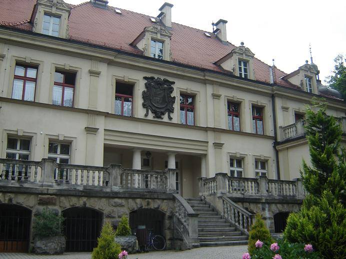 Zdjęcie Ośrodka Terapii Nerwic dla Dzieci i Młodzieży w Orzeszu, mieszczącego się w zabytkowym pałacu otoczonym zielenią. Placówka specjalizuje się w leczeniu zaburzeń lękowych i emocjonalnych u młodzieży, oferując kompleksową terapię psychologiczną i psychiatryczną w spokojnym, malowniczym otoczeniu.