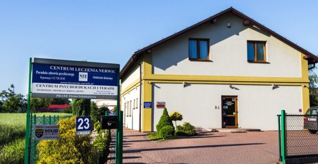 Zdjęcie Centrum Leczenia Nerwic i Zaburzeń Psychicznych w Czechowicach-Dziedzicach. Budynek placówki z widocznym szyldem informującym o poradni zdrowia psychicznego, oddziale dziennym oraz centrum psychoedukacji i terapii. Ośrodek oferuje profesjonalną pomoc psychologiczną i psychiatryczną, wspierając leczenie nerwic i innych zaburzeń psychicznych.
