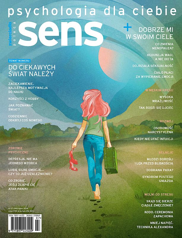 Okładka magazynu 'Sens' z motywem przewodnim: odkrywanie świata poprzez ciekawość. Ilustracja przedstawia kobietę z różowymi włosami idącą ścieżką w otoczeniu natury, trzymającą w ręku buty i walizkę, co symbolizuje podróż i poszukiwanie nowych doświadczeń. Wydanie porusza tematy takie jak zdrowie psychiczne, rozwój osobisty, relacje oraz radzenie sobie ze stresem.