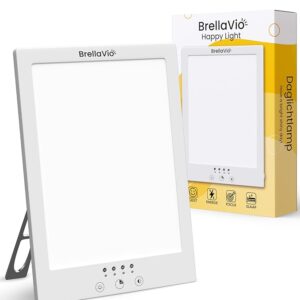 Lampa do terapii światłem BrellaVio Happy Light – nowoczesne urządzenie do fototerapii, pomagające w walce z depresją sezonową i poprawiające nastrój. Biała, elegancka konstrukcja z regulowanymi ustawieniami światła, widoczna obok oryginalnego opakowania z informacjami o funkcjach, takich jak symulacja światła dziennego i łatwa obsługa.