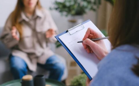 Jak wybrać psychoterapeutę? Na co zwrócić uwagę przed rozpoczęciem terapii?